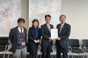 近畿地方整備局 見坂局長にアピールを手交 ～ポスト万博を見据えた舟運環境整備を～