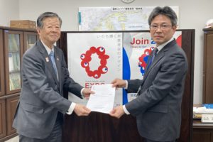 大阪港湾局  丸山局長にアピールを手交 ～万博を舟運活性化の好機に～