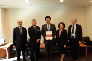 木原官房長官に提言を手交