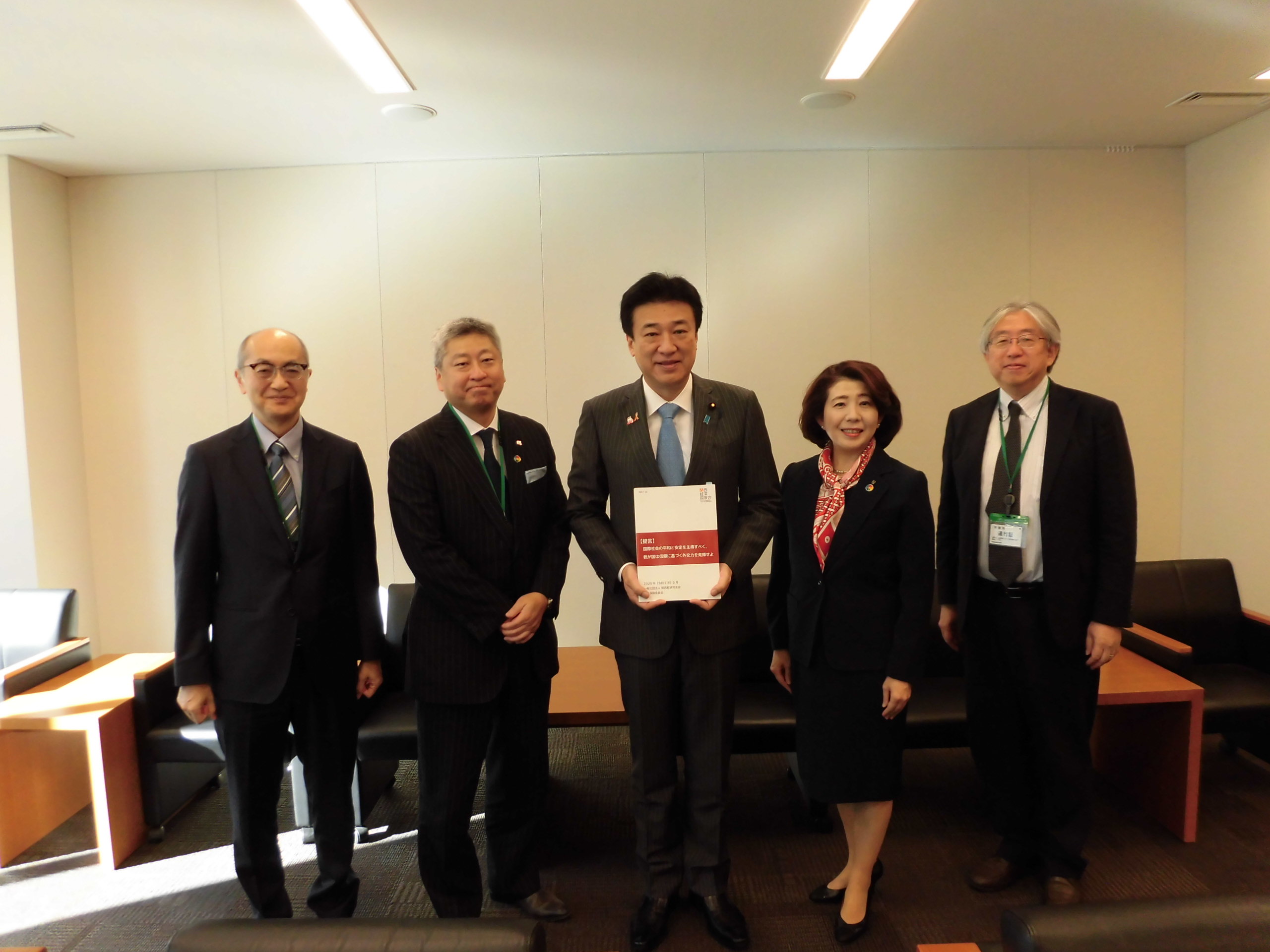 木原官房長官に提言を手交