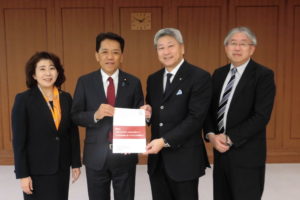 宮﨑防衛副大臣に提言を手交