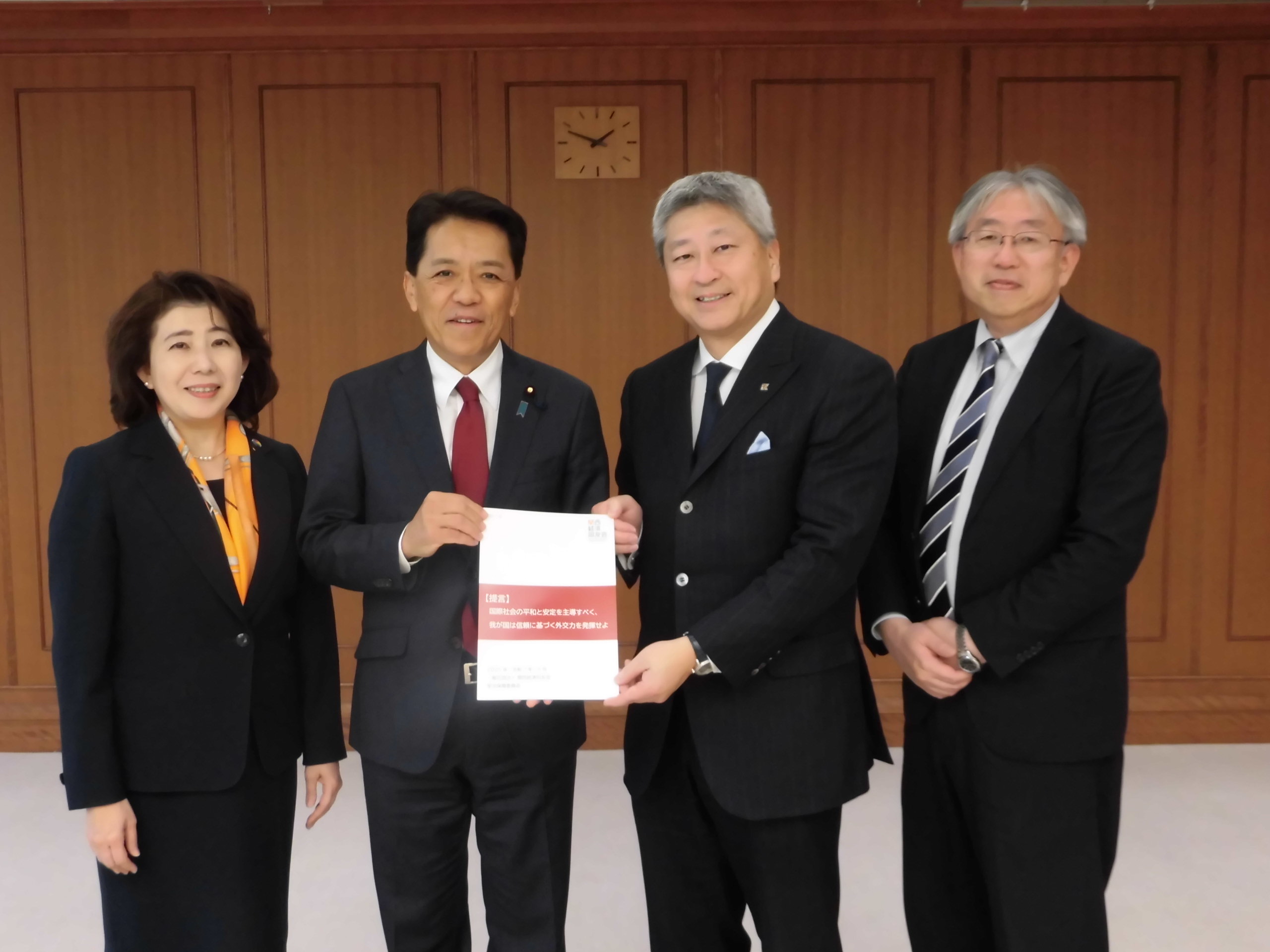 宮﨑防衛副大臣に提言を手交