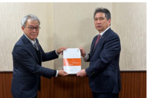 松井 芳和 大阪府政策企画部長に「万博レガシー委員会 提言」を手交