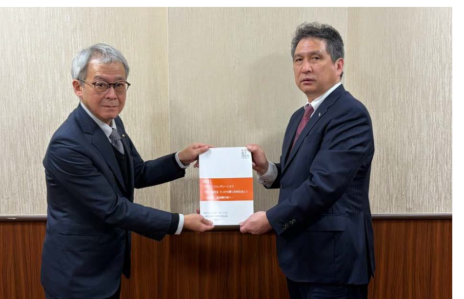 松井 芳和 大阪府政策企画部長に「万博レガシー委員会 提言」を手交